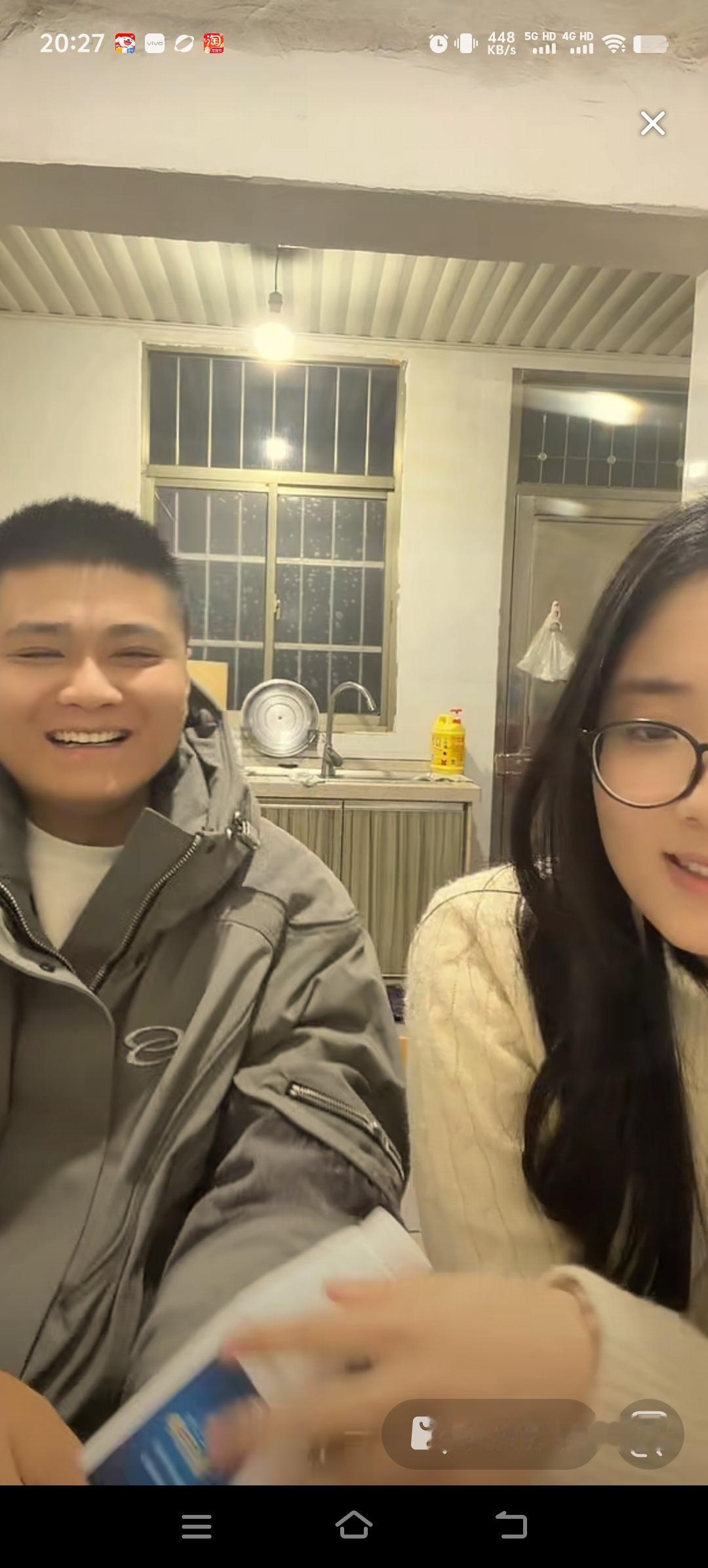 朱进两口子蛮搞笑的，可能是第一次独自直播，还不会挂车，介绍产品也不熟练，明明是拍