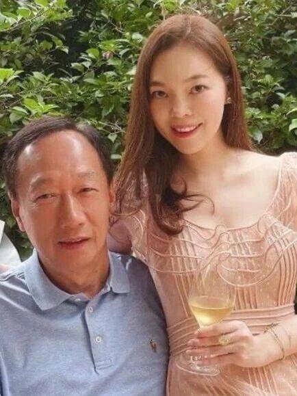 男人永远喜欢比自己少30岁的，无论是50岁的时候还是80岁的时候[捂脸]