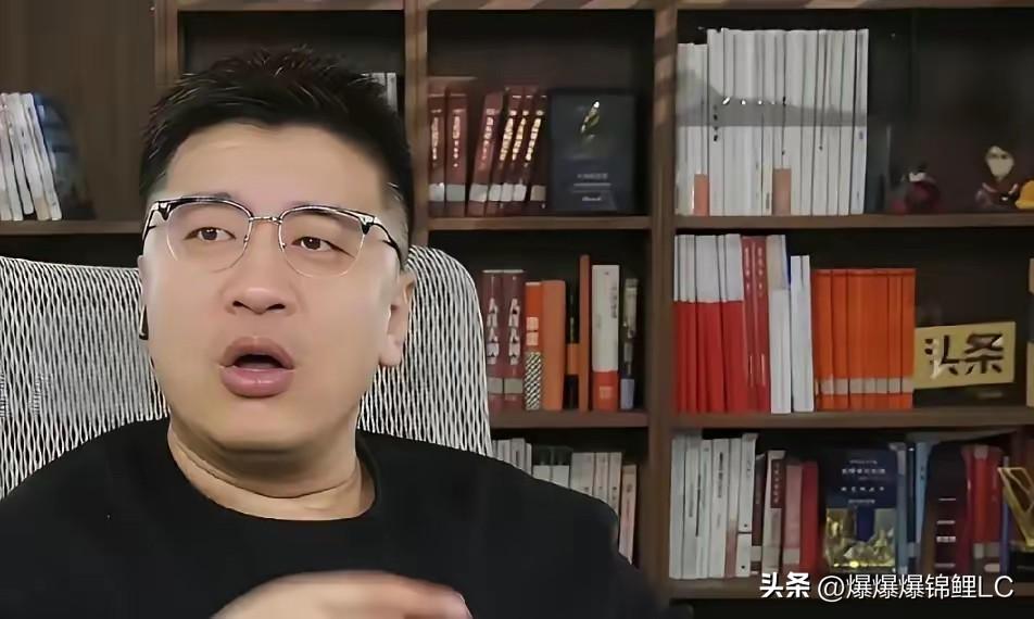 老张这一走，网上全在看笑话，以为他公司得歇菜。

谁知道人家早把后手备好了，接班