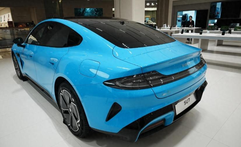 雷军直播劝退大老板，全网炸锅：放着钱不赚，他是不是傻？
雷军在高速直播里说了句话