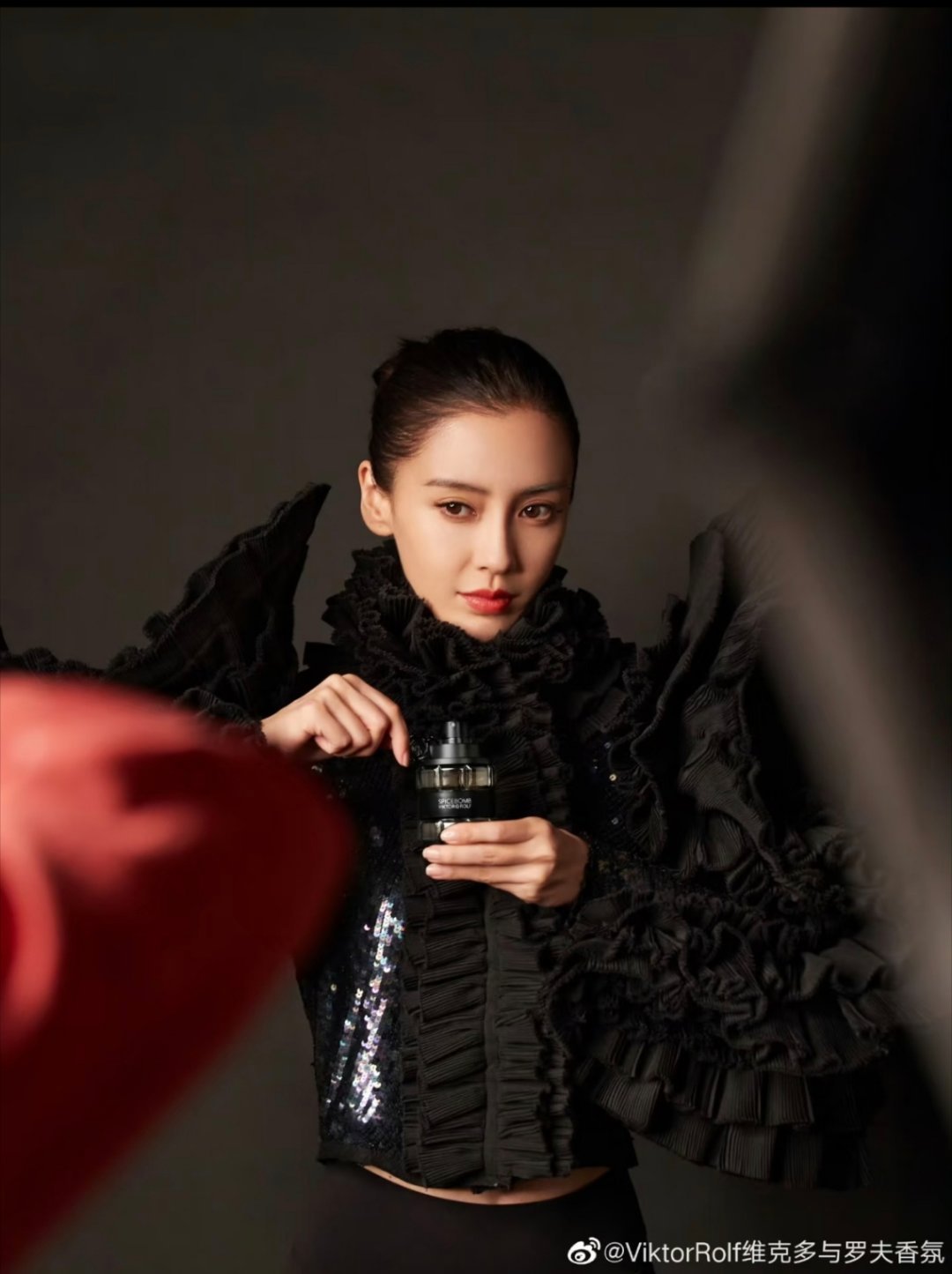 现在才发现们Angelababy在2021年官宣成为Viktor & Rolf 
