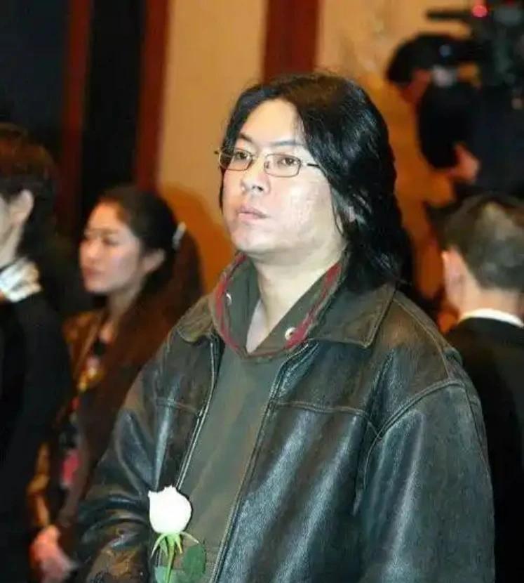 从清华才子到“过街老鼠”，高晓松的堕落轨迹令人唏嘘。他先以《同桌的你》走红，后却