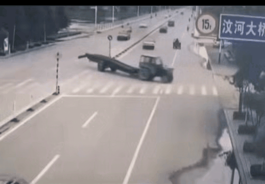 这到底是为谁的责任？大货车负多少责任？这台车也是太盲目往前开，别的车都停了，他为