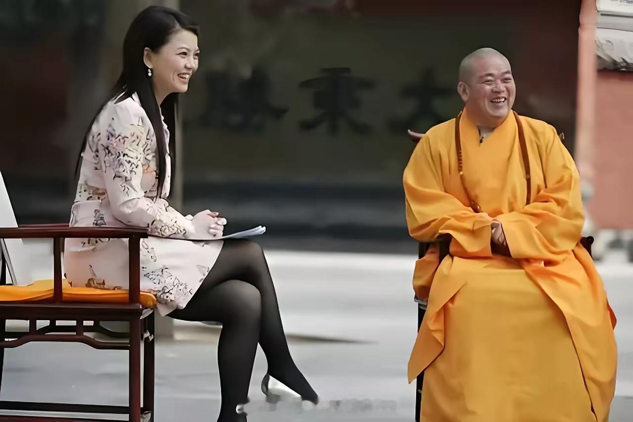 网传2008年李湘曾赴河南嵩山少林寺采访释永信并合影。彼时32岁的李湘身材苗条，