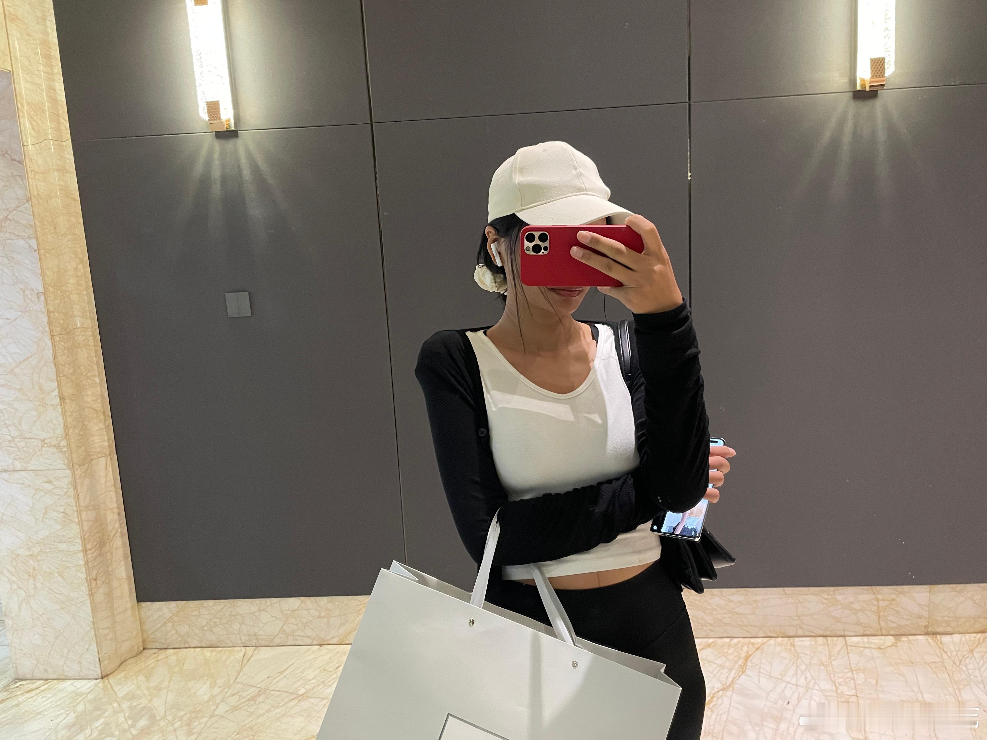 一旦接受了素颜这个设定，就再也不想化妆了[黑线][黑线][黑线]OOTD[超话]