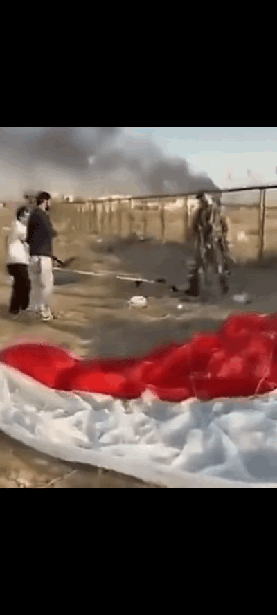 3月3日，一名弹射逃生的美国空军F-15E战斗机飞行员在落地之后被科威特老乡逮住