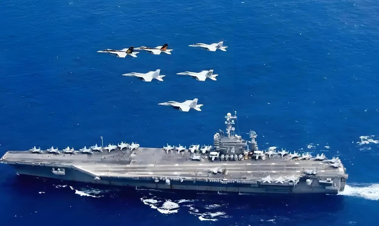两场峰会刚散，特朗普还在享受“斡旋者”的余温，美国海军却当众拧开了两瓶冷水：同一