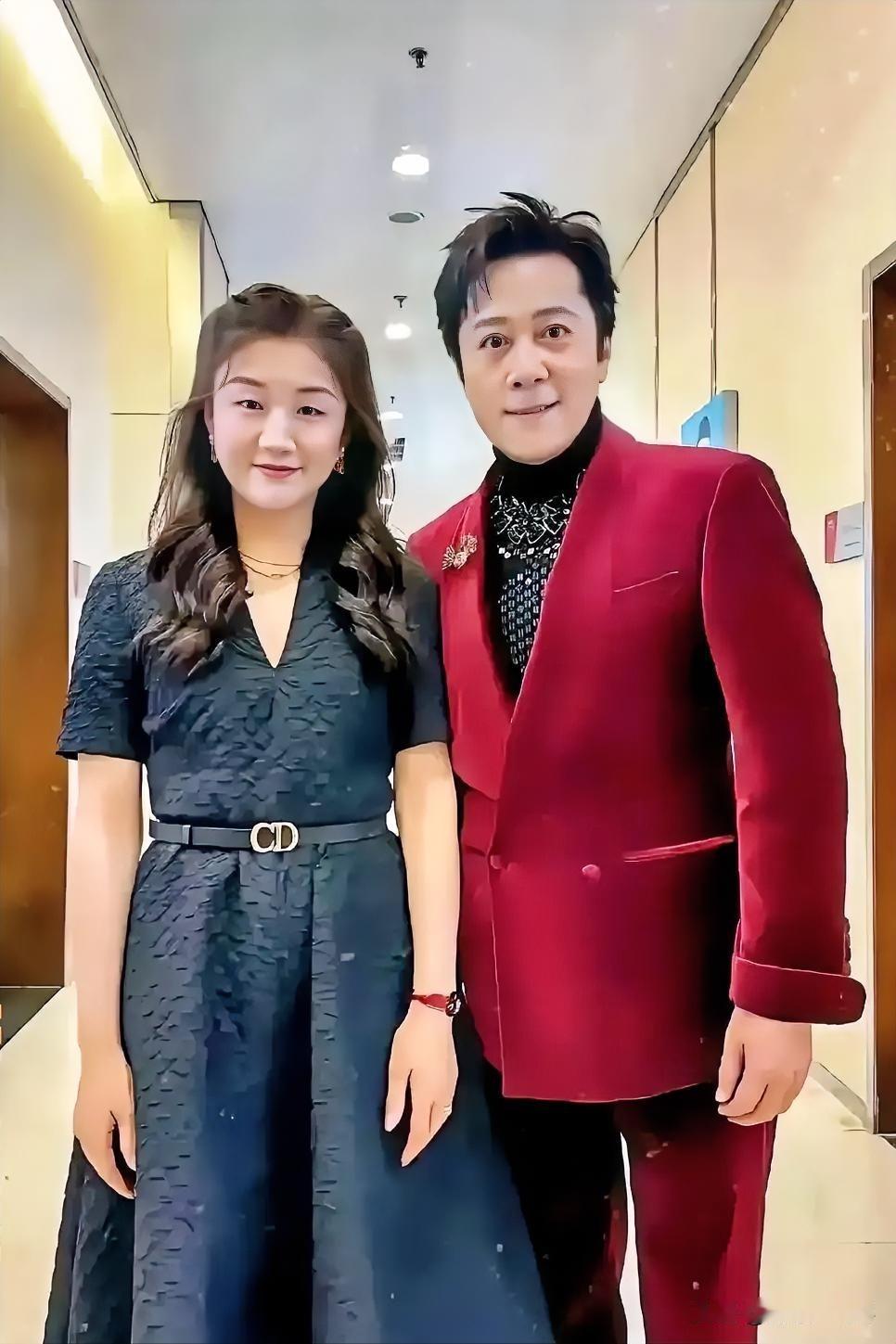 下面照片是歌唱家蔡国庆与世界乒乓球冠军陈梦的照片。
山东妹子陈梦是中国乒乓球骄傲