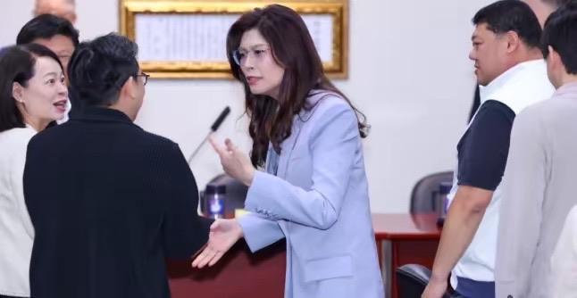 别看就8个人登机，这一架飞机抵得上十个航母战斗群！

这八个人一上飞机，事情就不