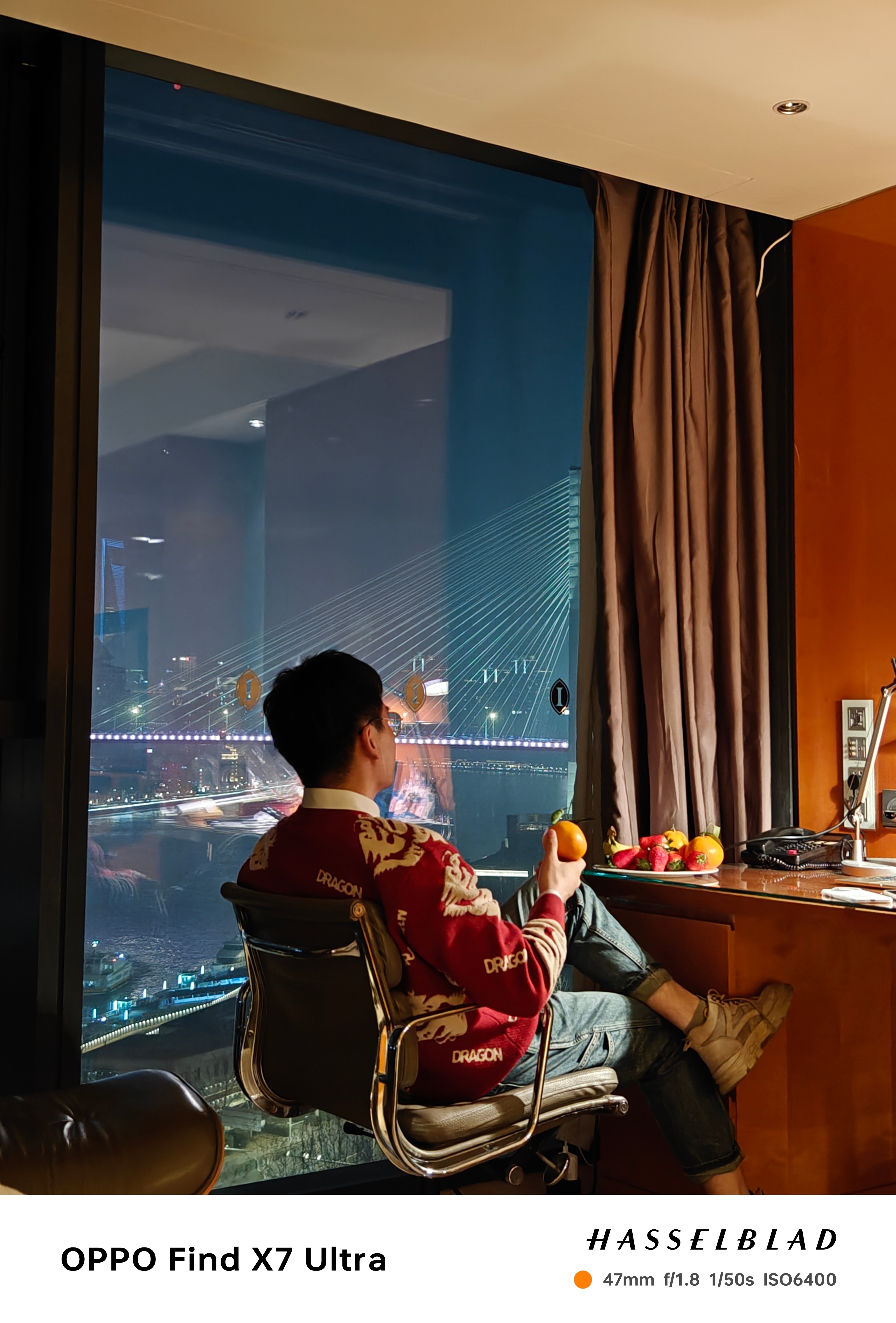 有一英寸大底主摄还有双潜望长焦，搭配哈苏色彩滤镜，这个手机带着出门，真的挺好拍。