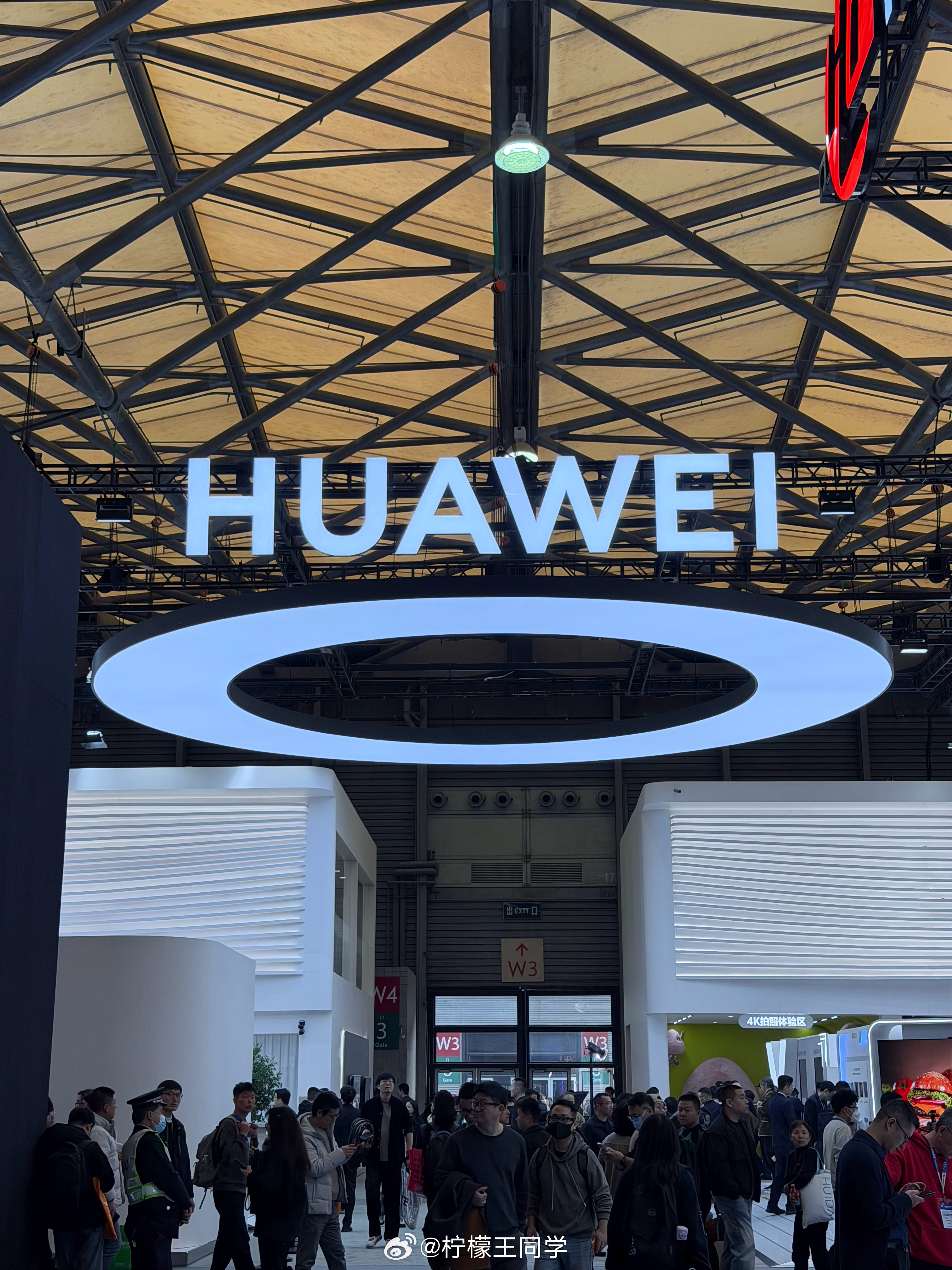 王自如AWE现场直播没想到王自如也来AWE了，还在现场直播，感觉他的观点还是很一