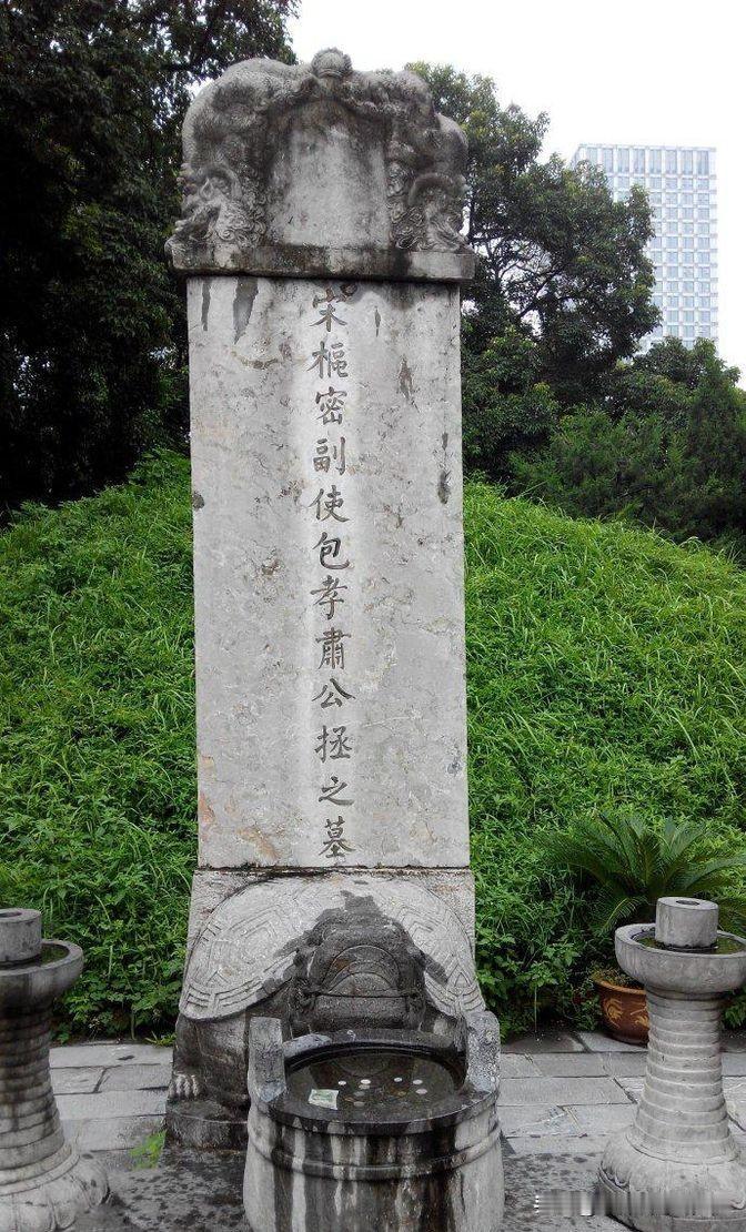 1062年，包拯离世出殡。然而，他在临终前向女婿文效交待了一事：“我死后，为我准