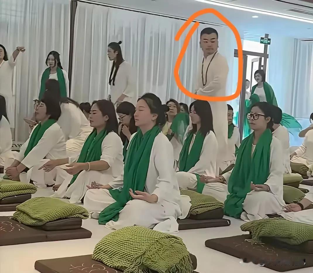这应该是一个不被人知道的什么教派吧，
看看这场地，
这些人员的装束，
太神秘了吧