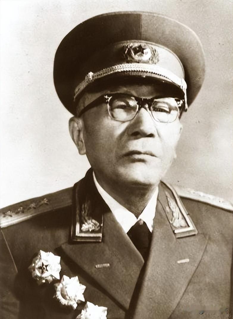 伟大领袖毛主席建立的中华人民共和国，实行的是社会主义制度，社会主义主要特征：党的