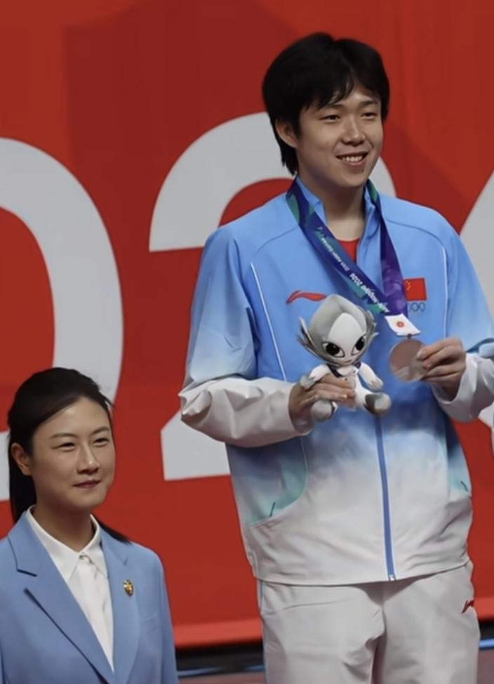 国乒最动人的从来不是金牌，是丁宁冲着王楚钦笑的那一下。
2025年全运会颁奖礼上