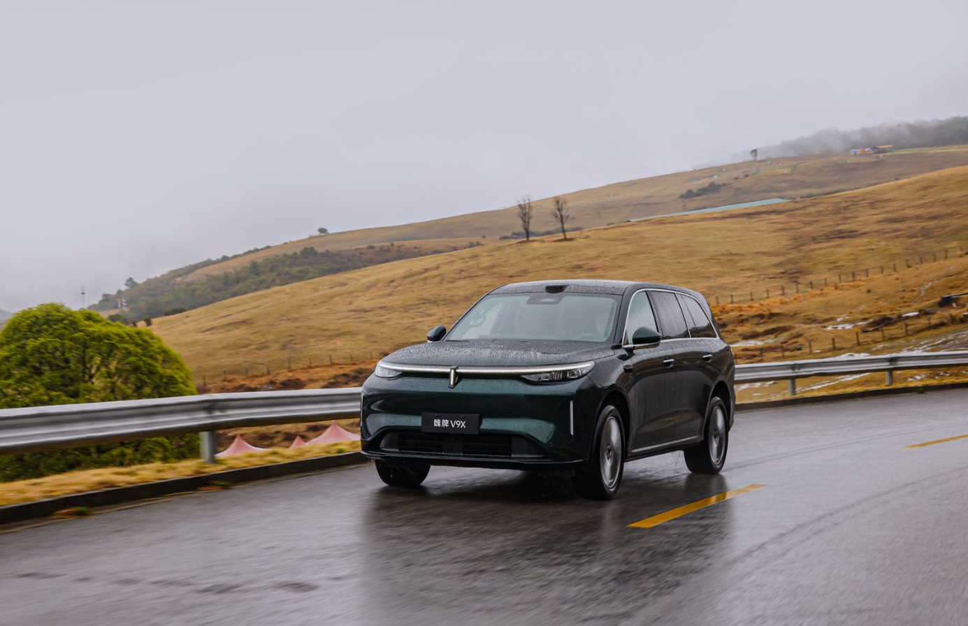 前两天“悄悄”体验了50万级AI豪华六座旗舰魏牌V9X，这哪是车啊，明明是汽车圈