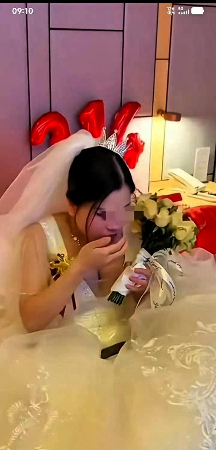 糟心！无语了，新娘结婚当日，坐在婚房呕吐不止，新郎问新娘是不是刚才坐车晕车导致，