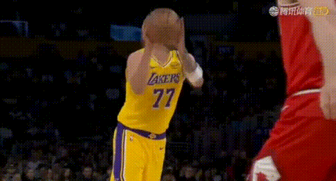 各种暴扣+篮板——艾顿17+10：喂饱我还你一个巨兽！
首节就被东契奇、里夫斯喂