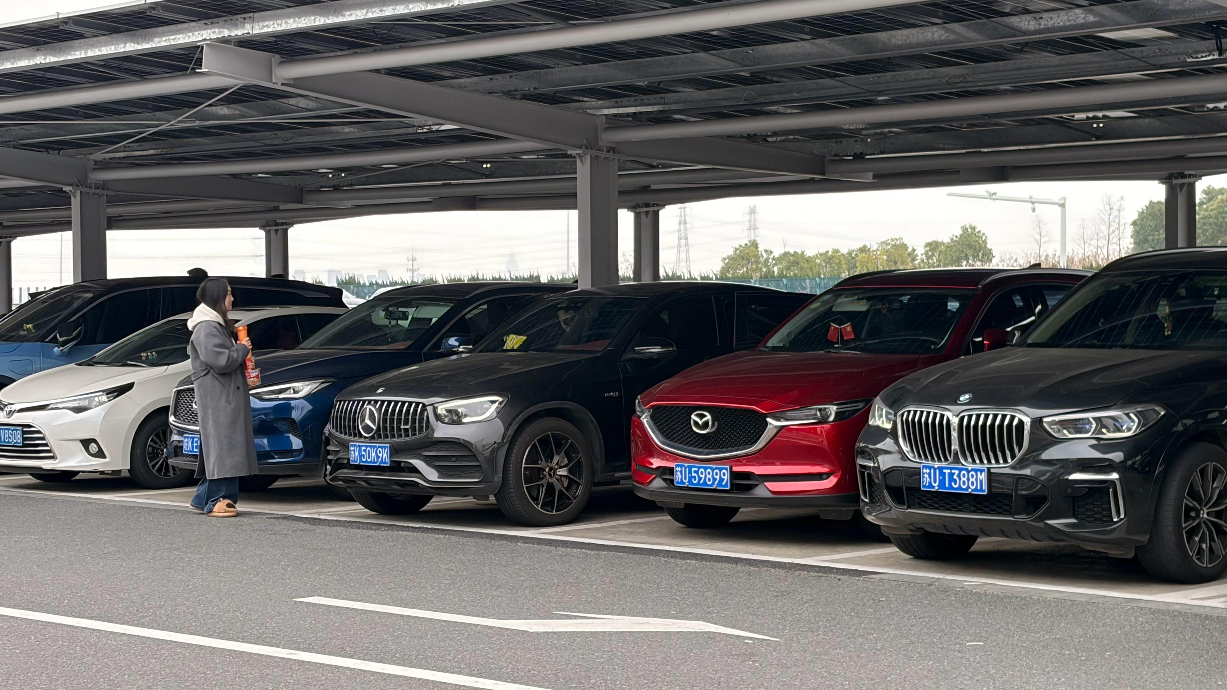 高速上的燃油车还是很多的，看来只要路途远，大家心里还是觉得新能源不靠谱。不过比亚