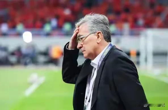 愤慨难平！世预赛赛场，澳大利亚3:1逆转中国男足，心中不禁涌起三重质疑，直指主教