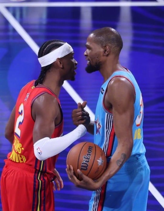 杜兰特表示，在此前看到雷霆队夺冠后，他为自己曾是雷霆旧将感到自豪。他说：“我有一