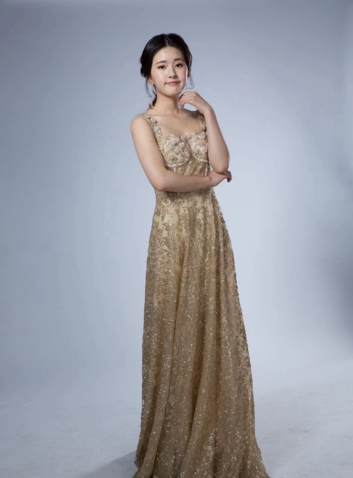 赵露思早期生图虽然肉肉的，但底子还是挺好看的 