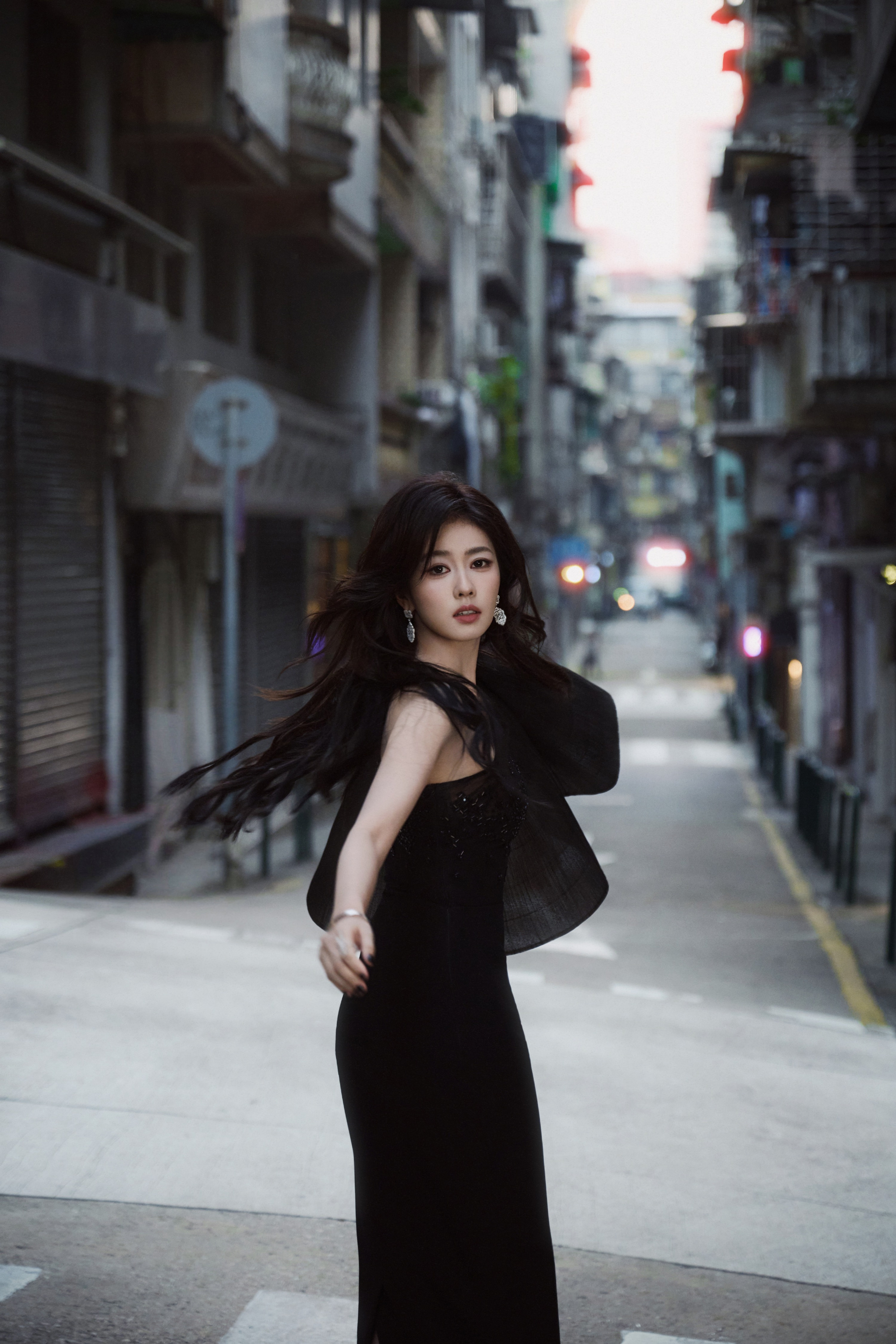 白鹿全新高定look白鹿斜肩高定白鹿全新高定look，绝美女王 