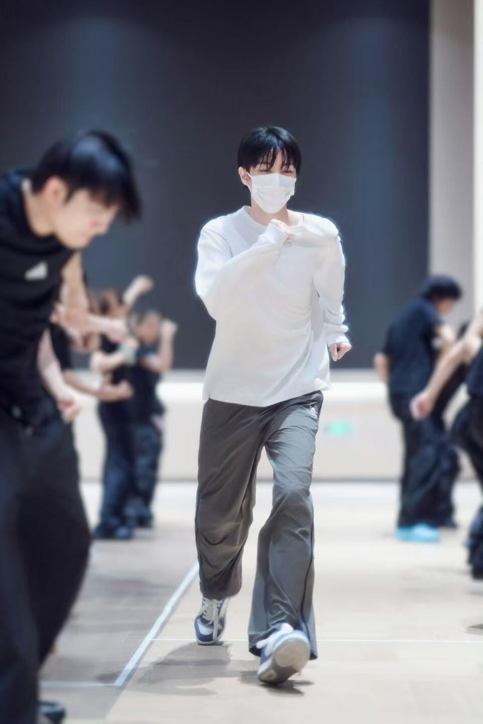 王俊凯广州馆比重庆大很多王俊凯演唱会广州馆比重庆大很多对比各地巡演场馆数据，广州