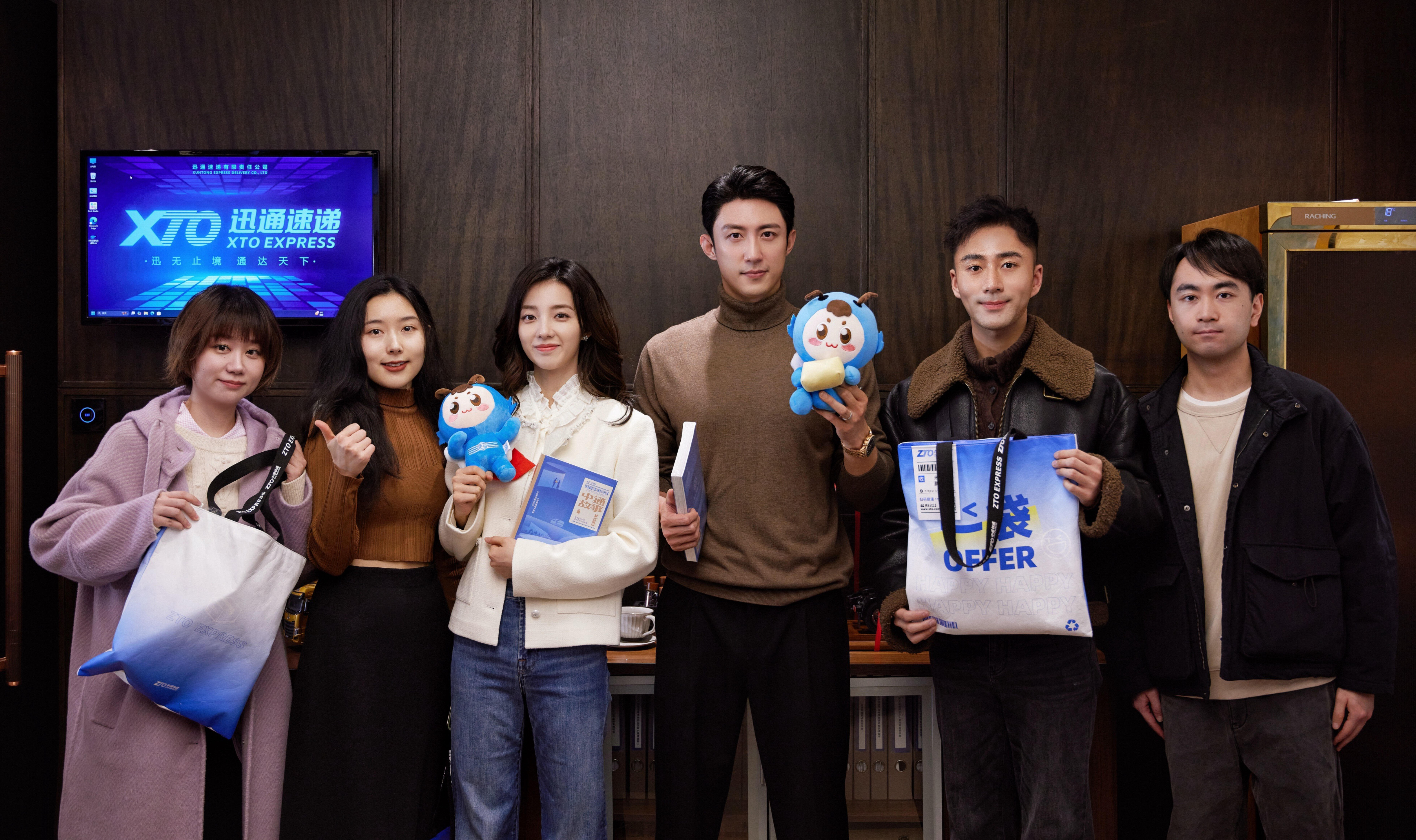 黄景瑜︱《赢风》︱合影系列20260215除夕前夕在中通上海总部取景杀青戏那天跟