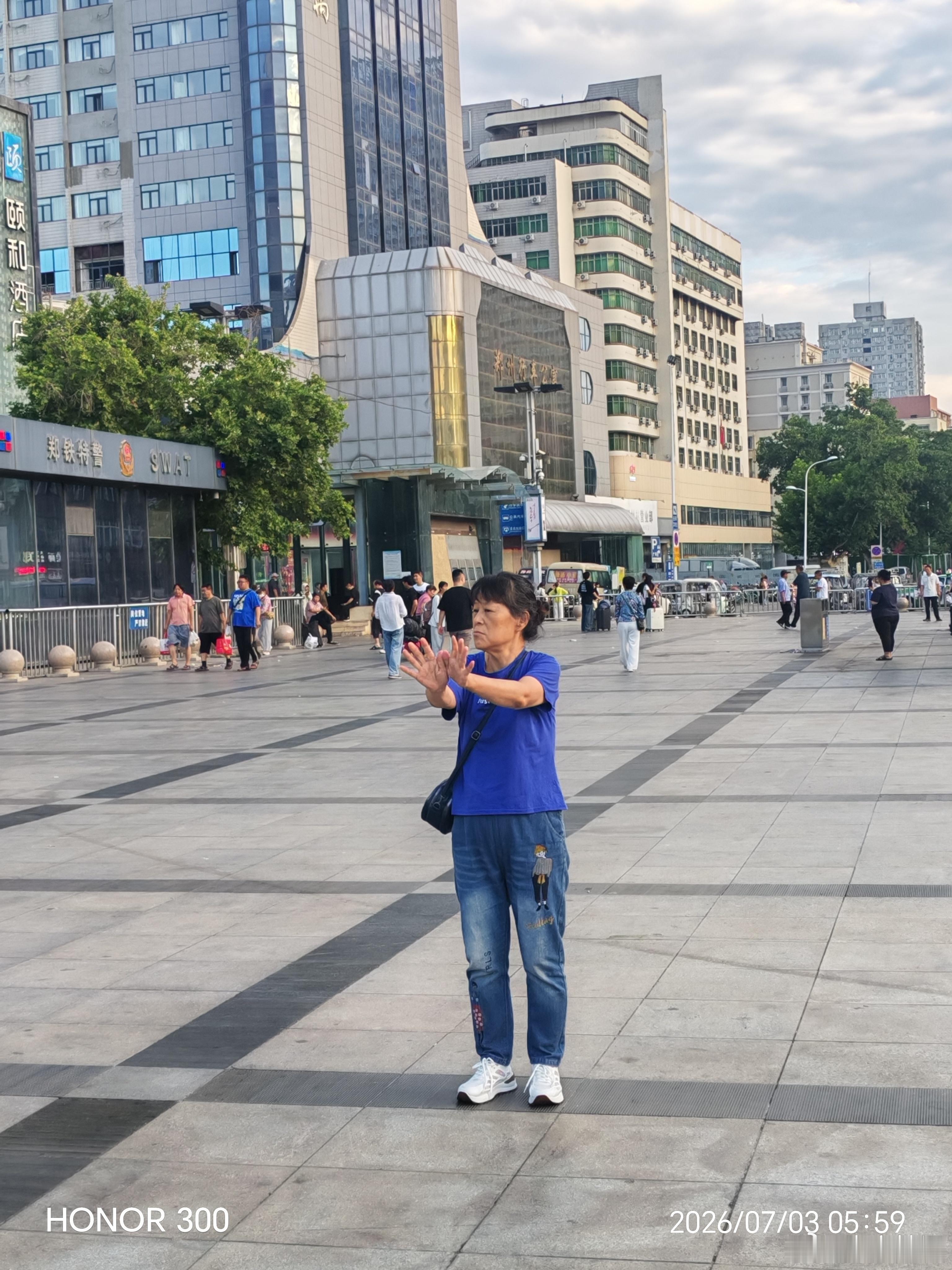 老杨在郑州火车站跳广场舞。 郑州·郑州站