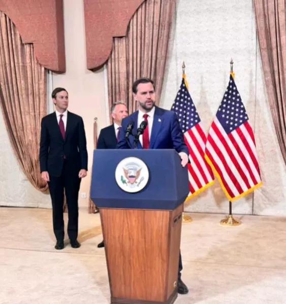 万斯表示，美伊停火谈判未达成任何成果。

当地时间11日，在结束伊斯兰堡会晤第三