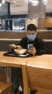 这就是吃东西看手机的结果，幸好没人发现啊！