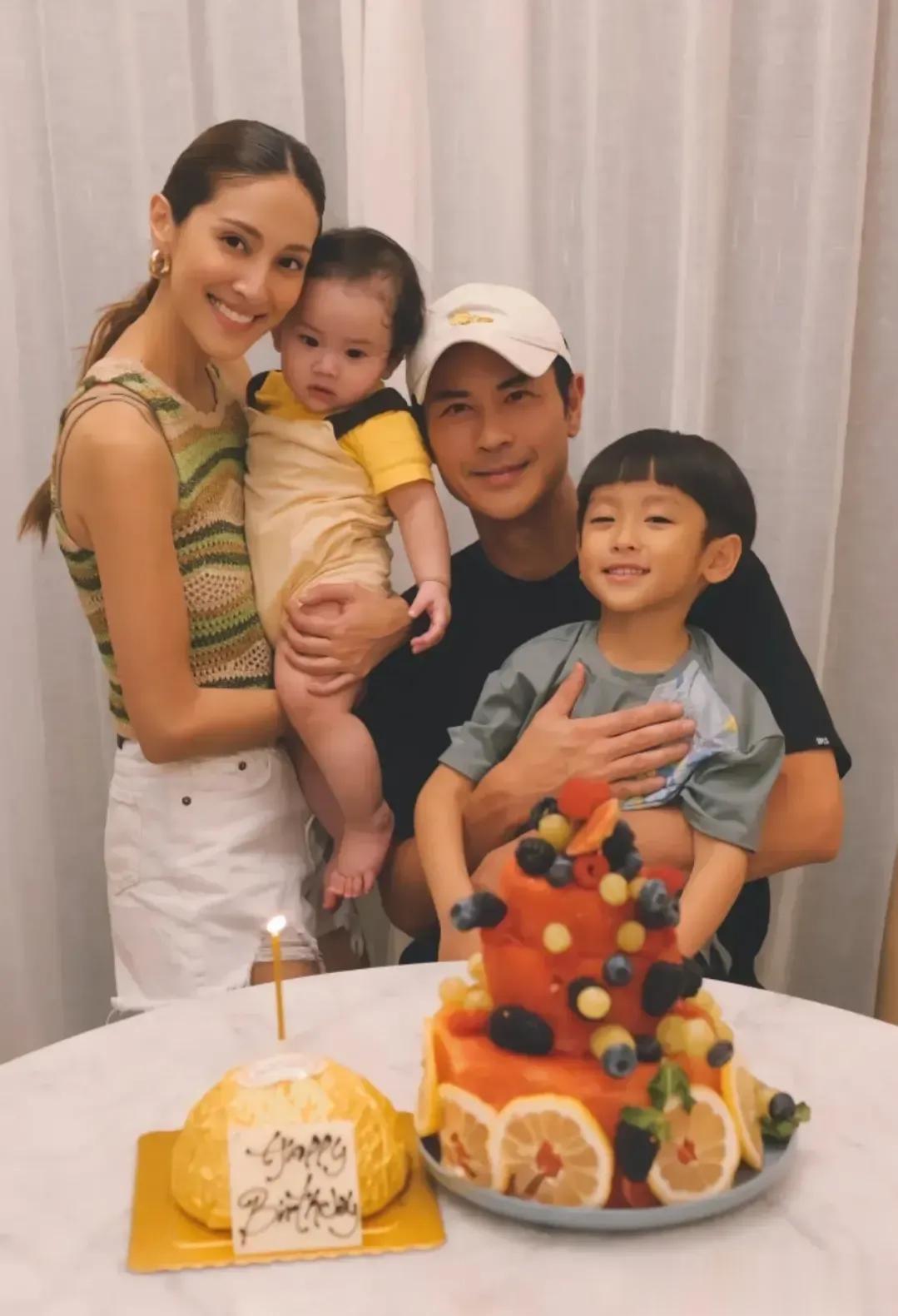 港星郑嘉颖保养的实在是太好了，50多岁了还是那么阳光帅气，一点儿也看不出跟媳妇2