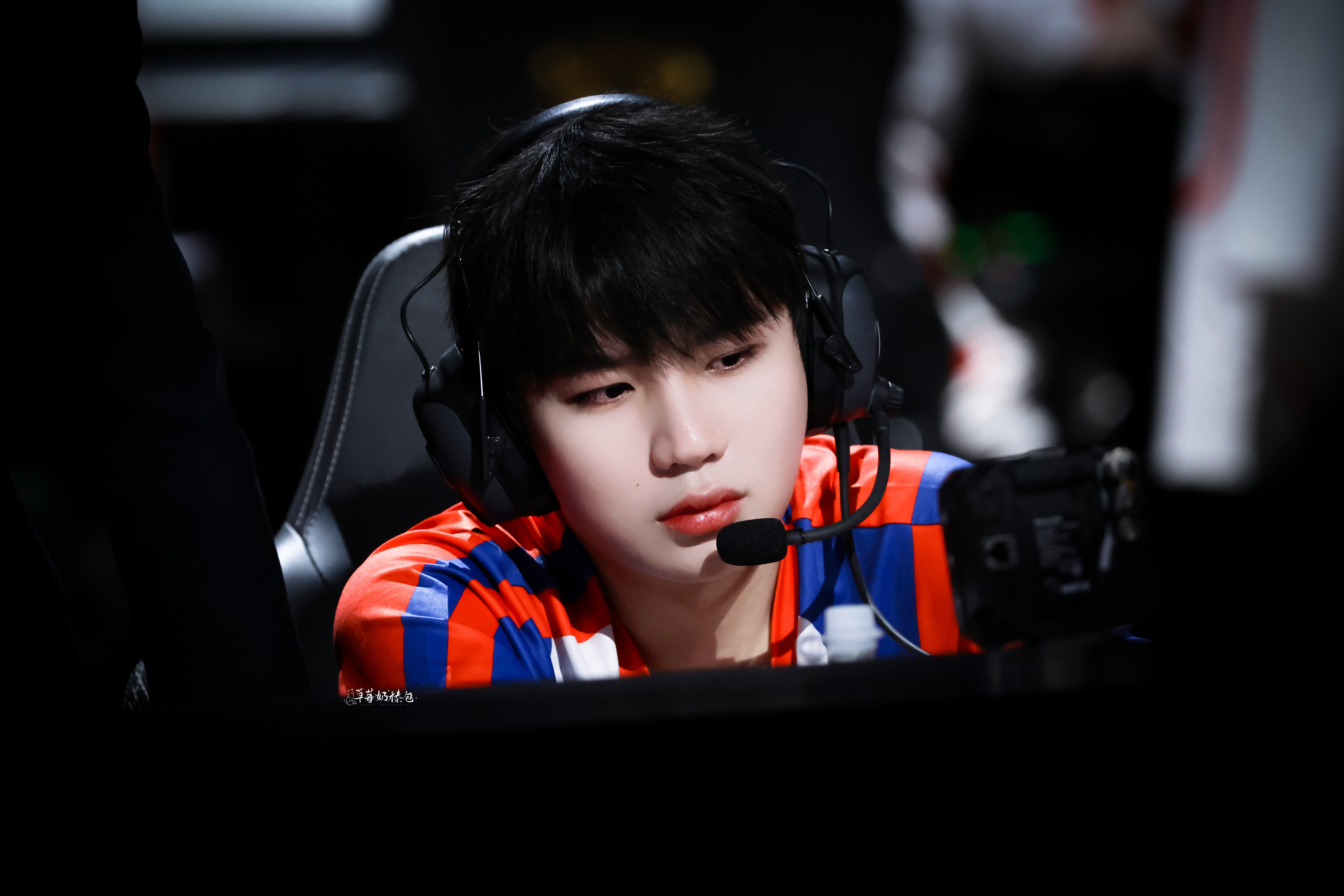 九尾XXZ  🦊很可爱吧.电竞夏日营业中 .与九尾共赴鑫光璀璨