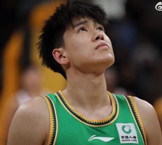 李虎翼今晚比赛得到了机会，上场14分钟投篮4中2，三分球2中1得到6分，正负值+