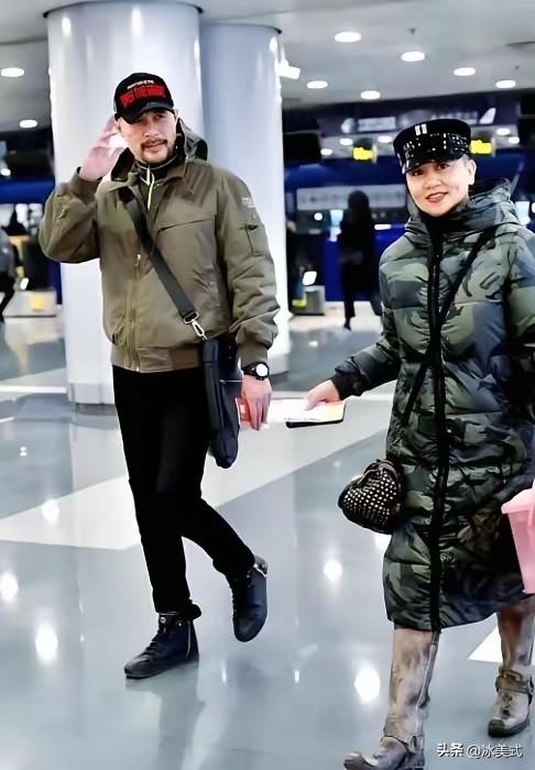 1994年，演鳌拜的徐锦江去云南拍戏，路过机场瞧见一队女兵，其中有个特漂亮。他箭