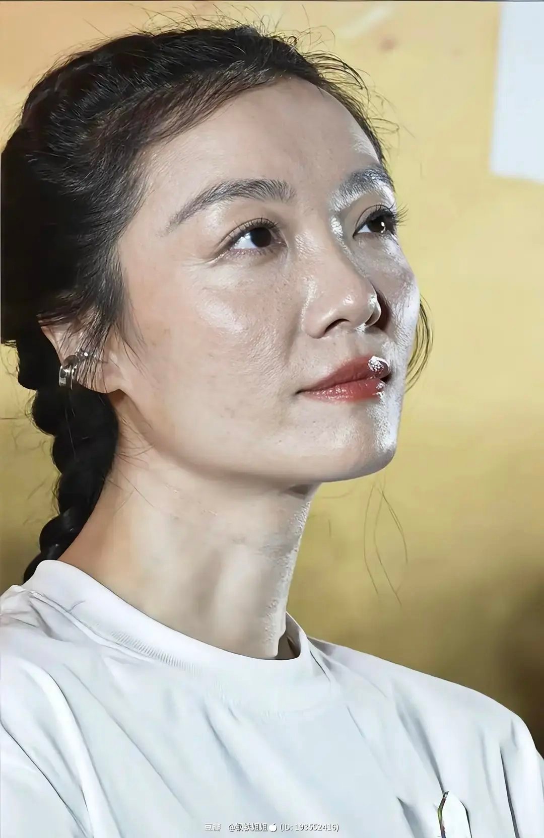 一位明星近距离拍摄的照片 