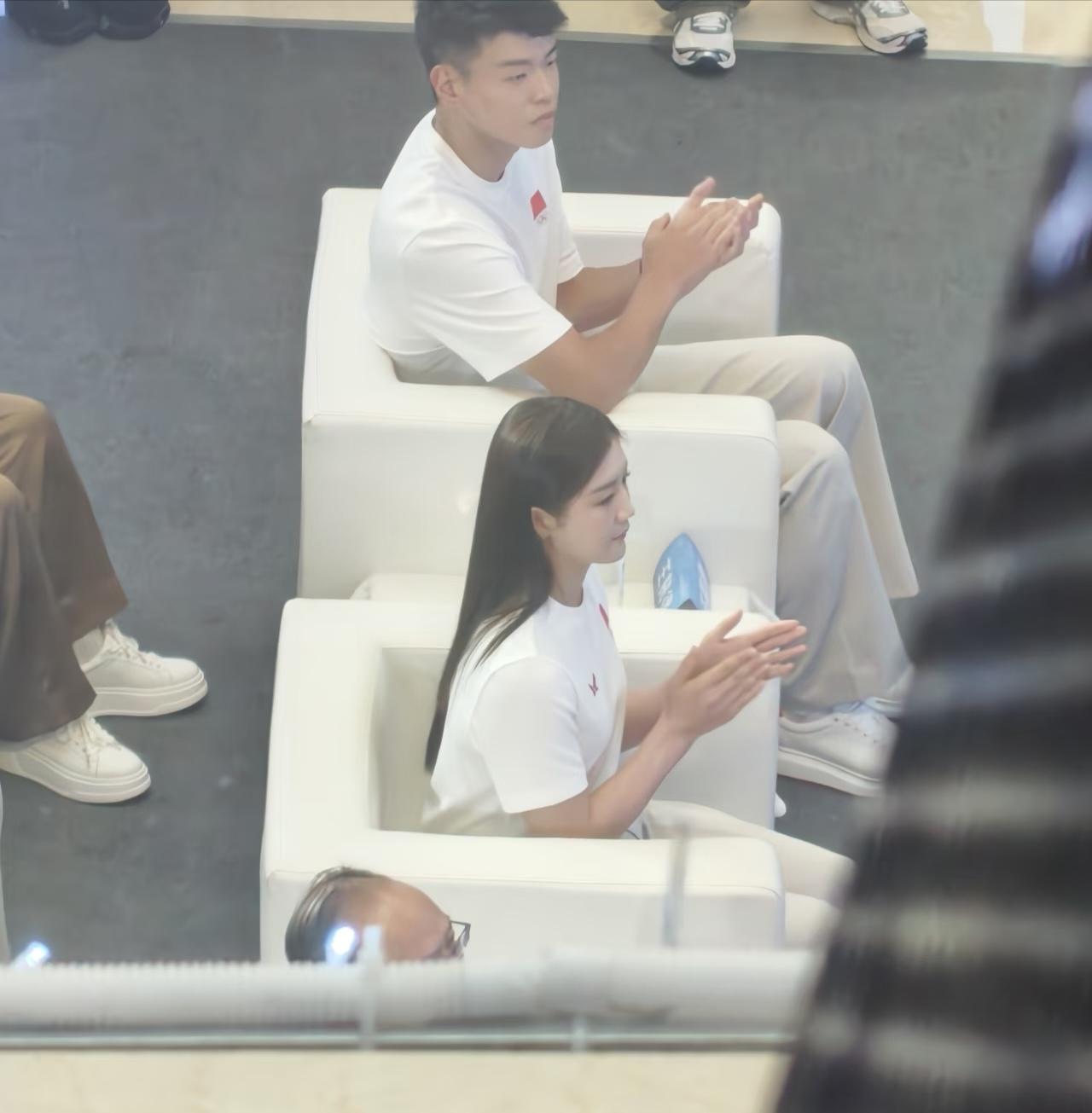 陈梦参加线下活动，
坐有坐相，
站有站相，
板正又漂亮，
端庄又大气！