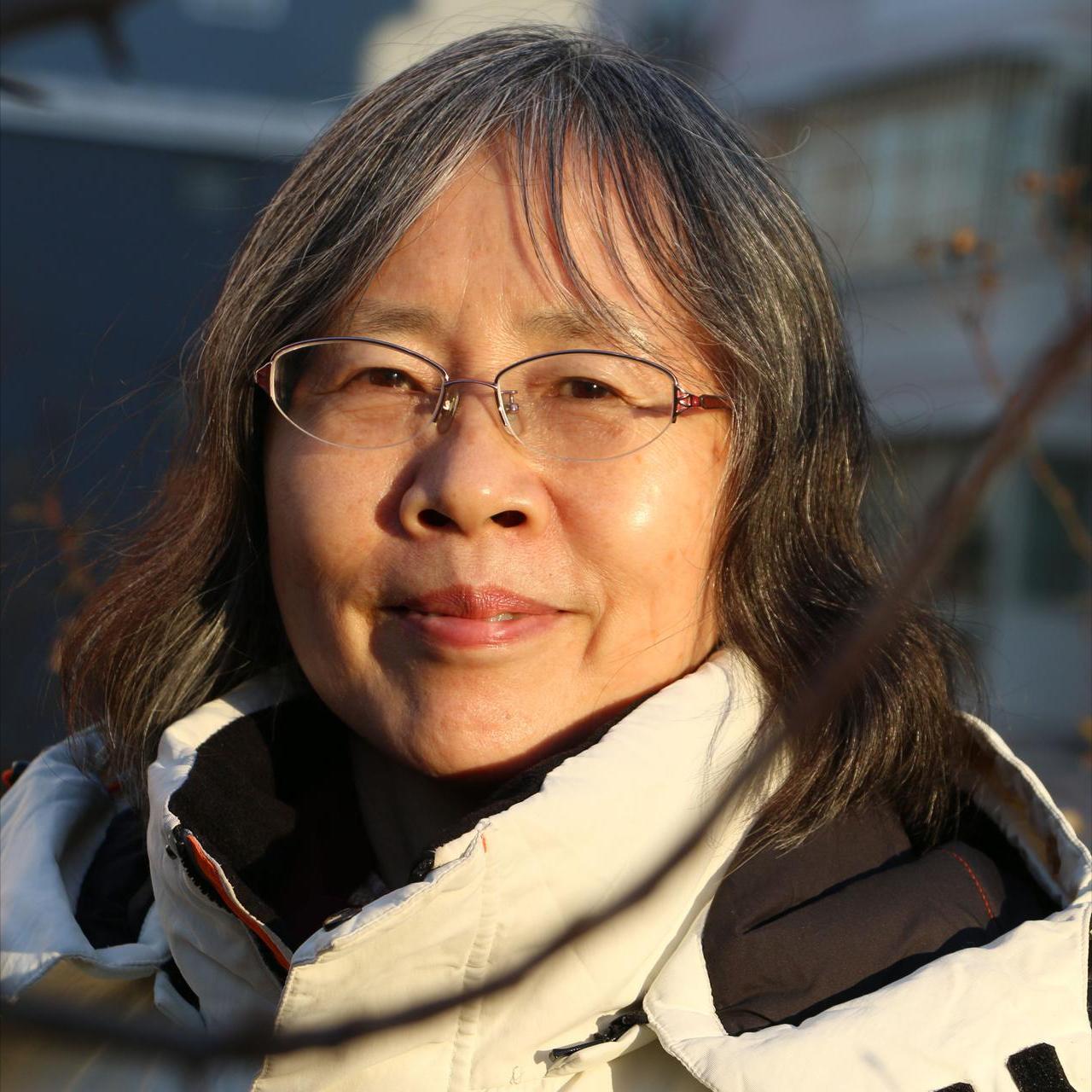 女作家，残雪，原名邓小华，标准的墙内开花墙外香，她的作品，在外国几个大学里登上了