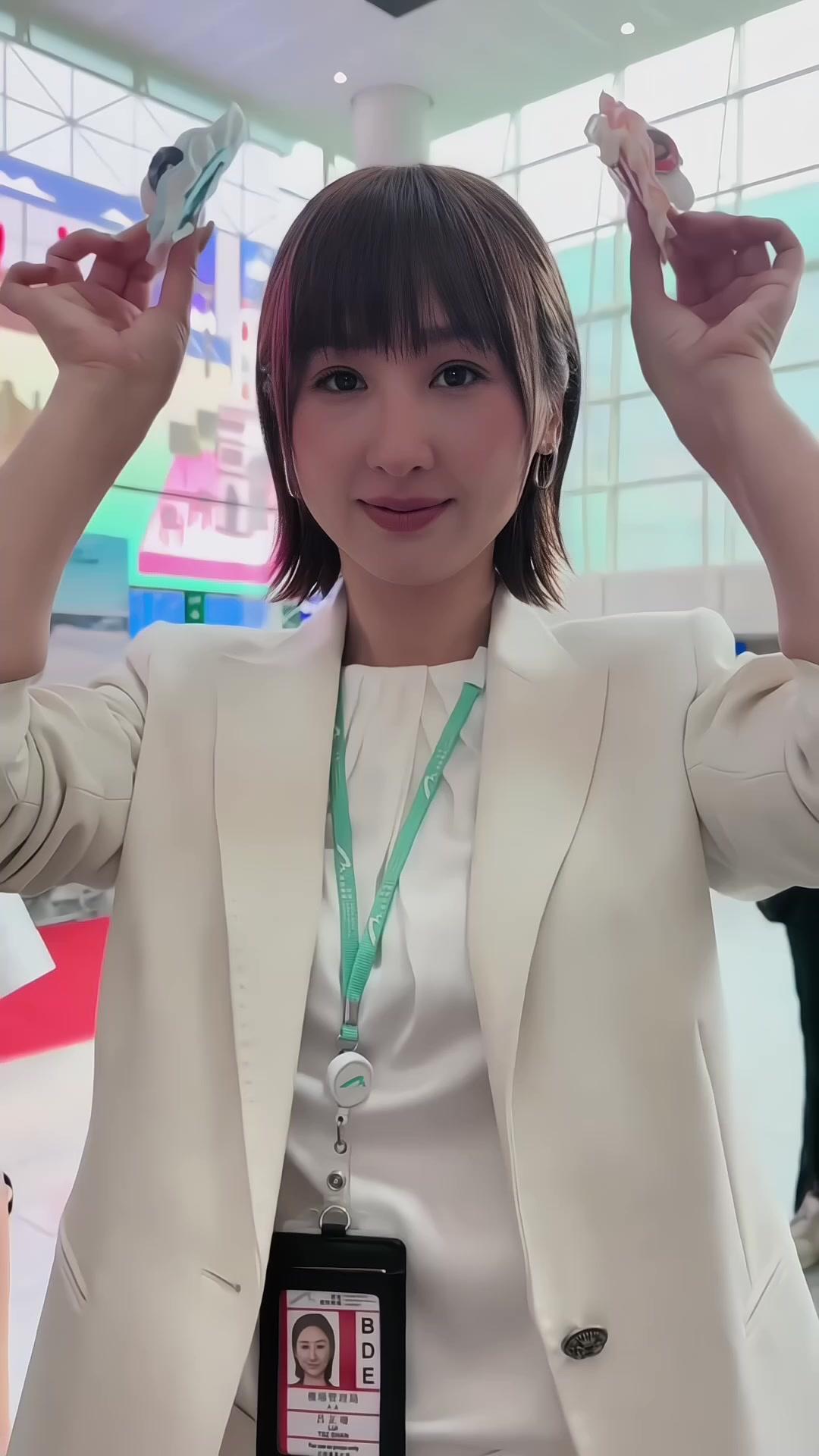看到视频里高海宁穿白西装配短发真的被惊艳到了！清爽又干练的造型，简直是职场姐姐的