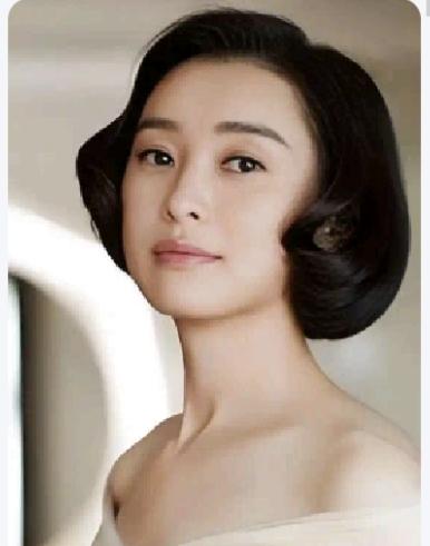 很多网友说李清照的扮演者必须像吴越年轻的时候。你觉得这张图片上的吴越是不是你们说