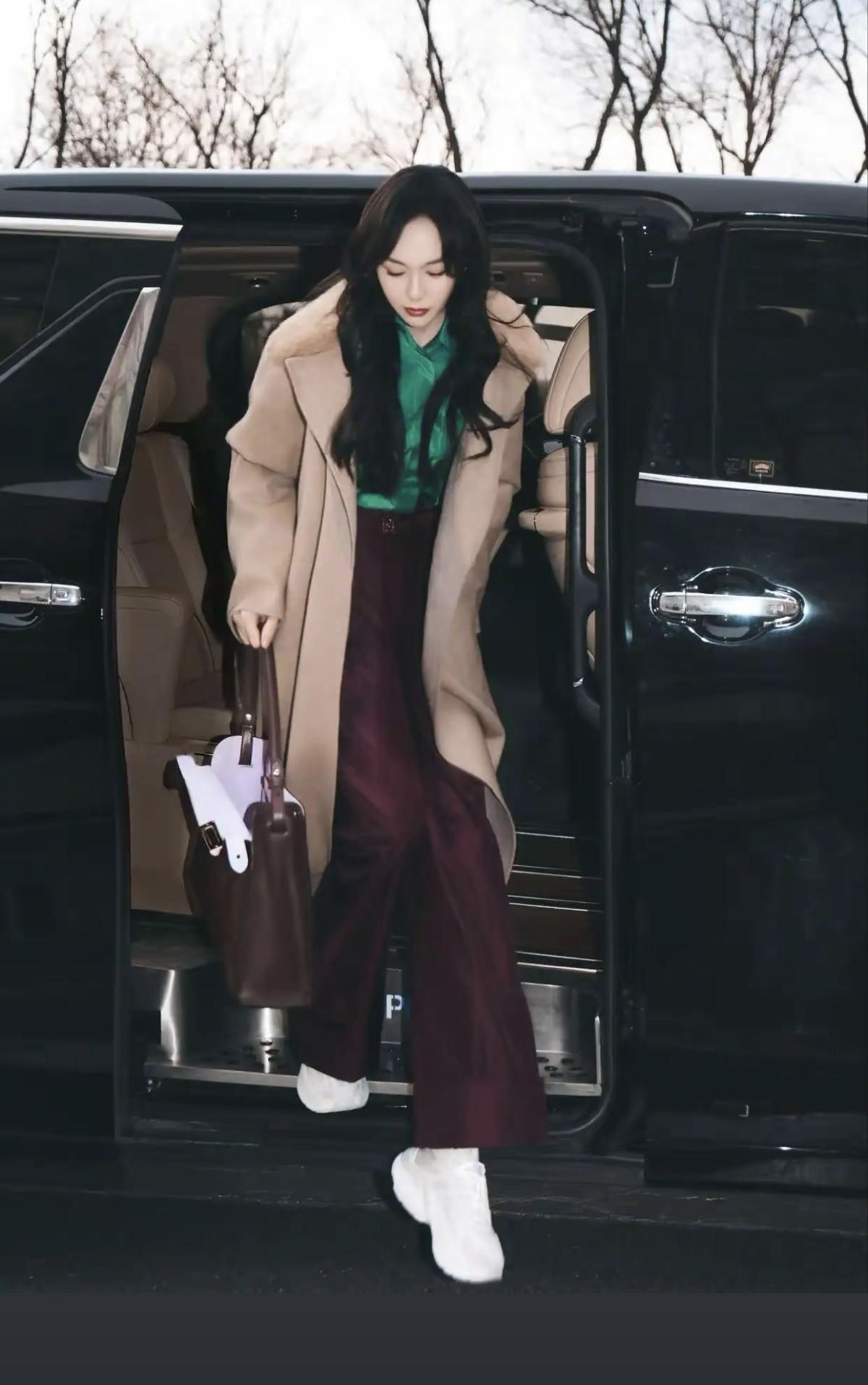 唐嫣今天的出发图也太绝了吧💚
复古配色+松弛感穿搭，不愧是FENDI代言人，期