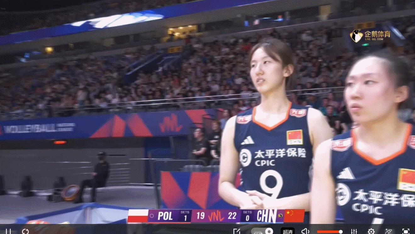 中国女排vs波兰女排2025世界女排联赛北京站前两局：中国队1-1（22-25/