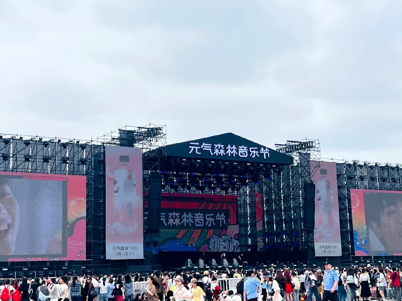 #十个勤天音乐节# 感觉这个舞台好近啊，真棒[打call][打call][打ca