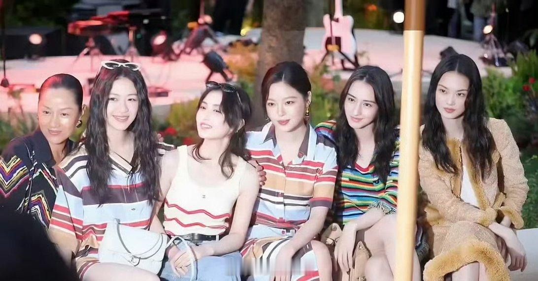 辛芷蕾、张子枫、向涵之、李宛妲这四位在香奈儿活动上的同框合影来了，都是主打条纹款