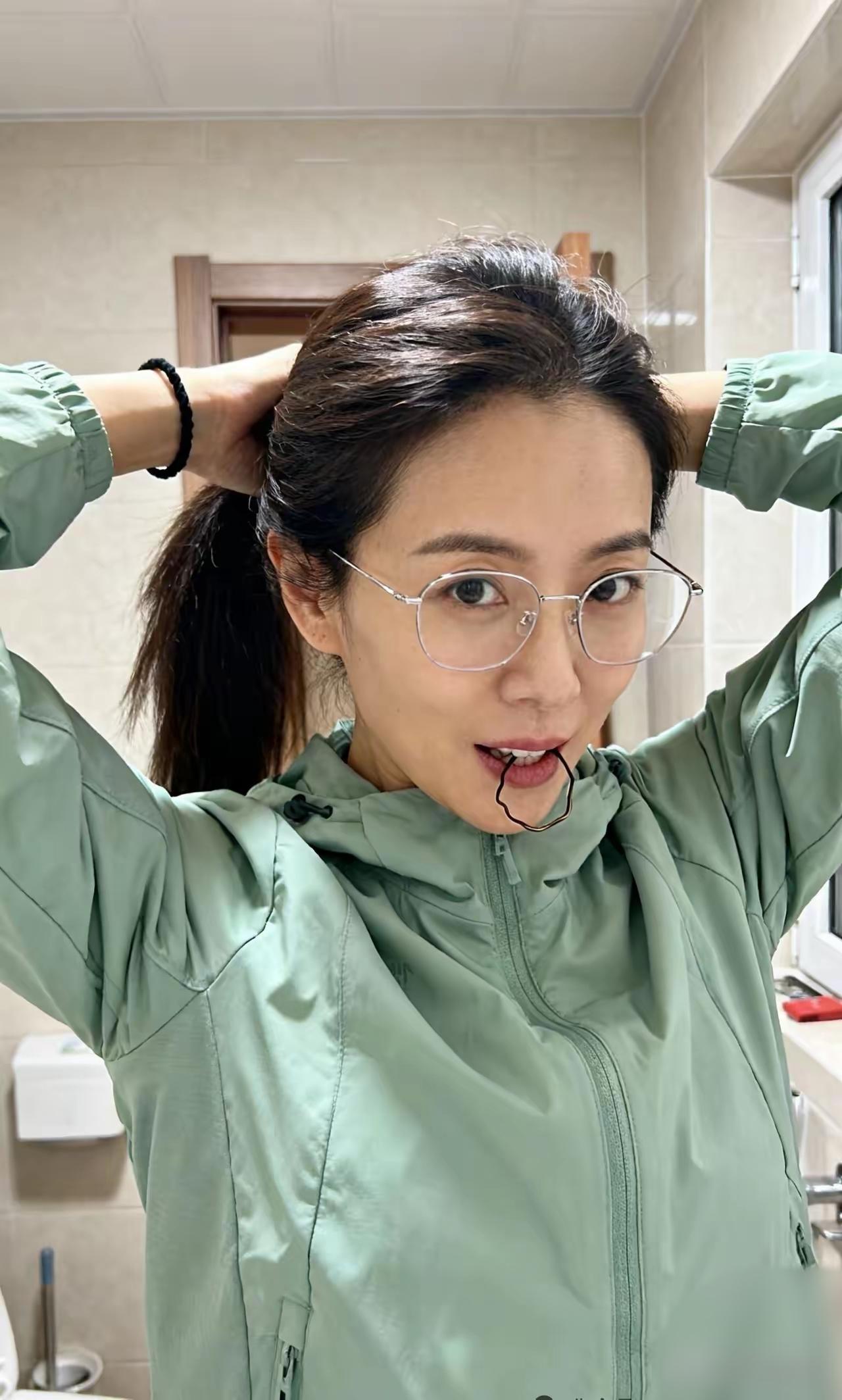 什么样的女生让人过目难忘? 
梳妆完毕，扎上辫子。
穿上衣服，系上鞋带。
別再催