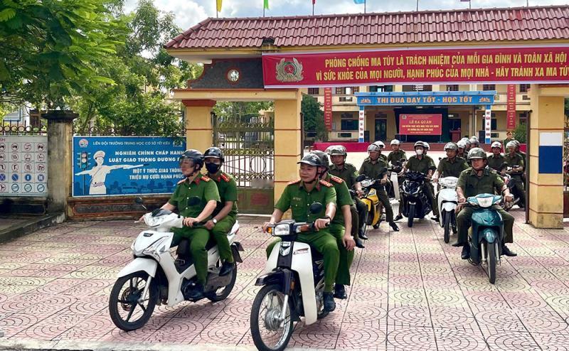 越南海防市侨公社警察局出巡场景，一色弯梁摩托车