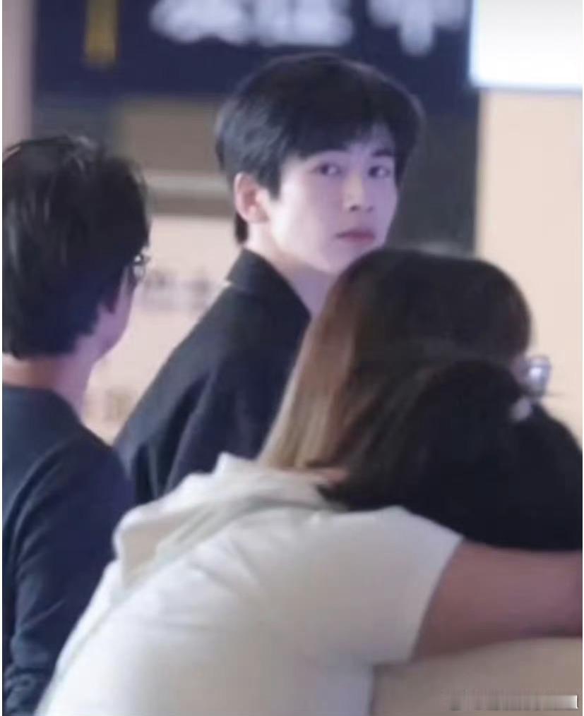 张凌赫原来也有这么高的颧骨 ​​​