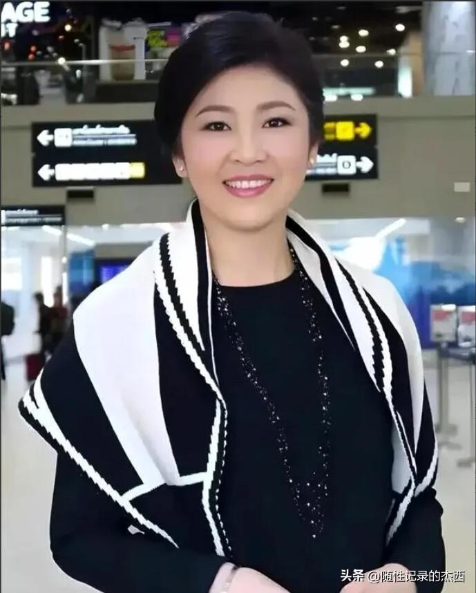 她这状态是真的好，一眼看过去就是倾国倾城的大美女，颜值超越了周涛和倪萍，是很多男