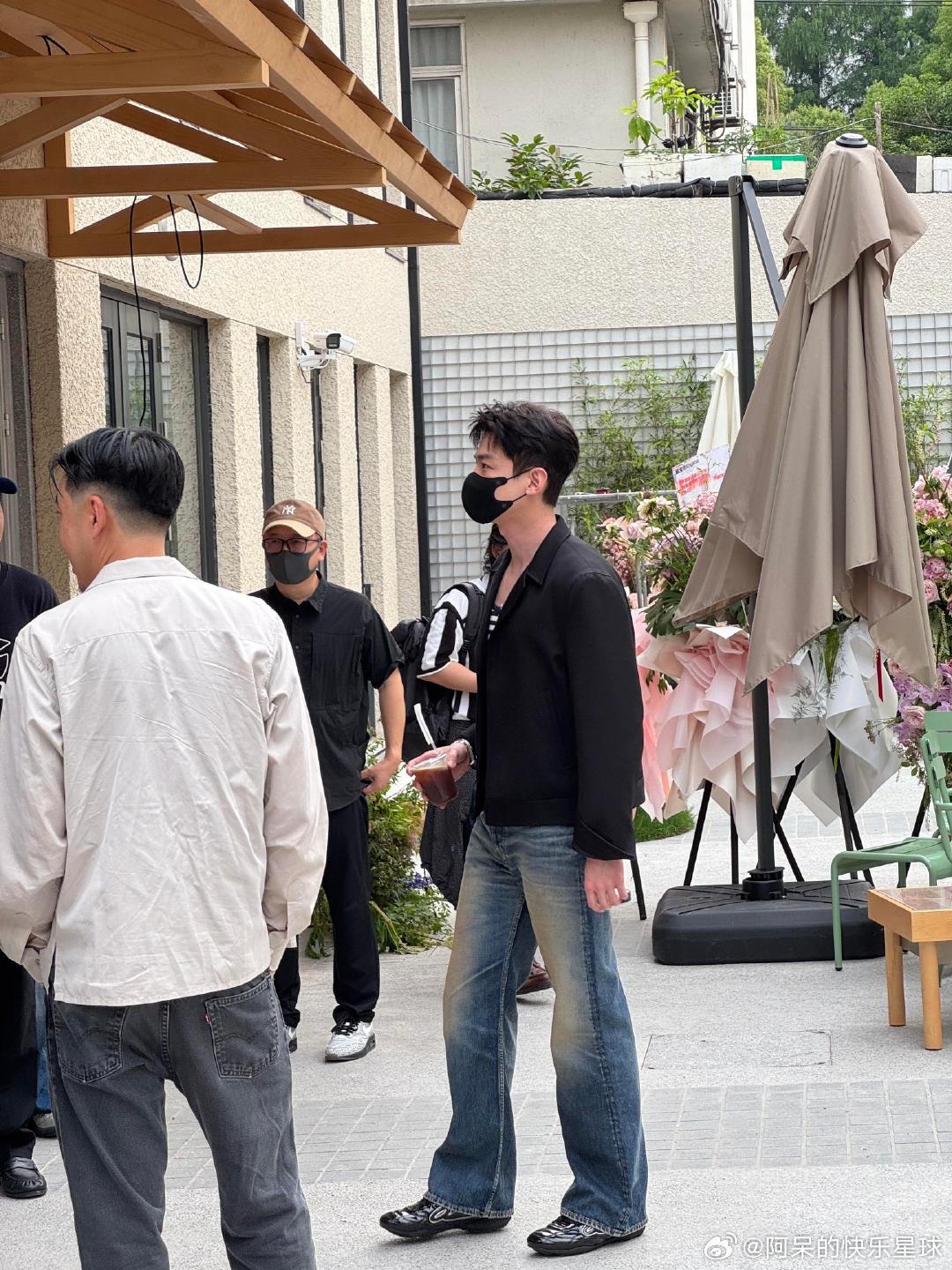 白敬亭潮男都是不怕热的白敬亭这一身穿搭，夏天穿外套也就算了，口罩戴了跟没戴一样，